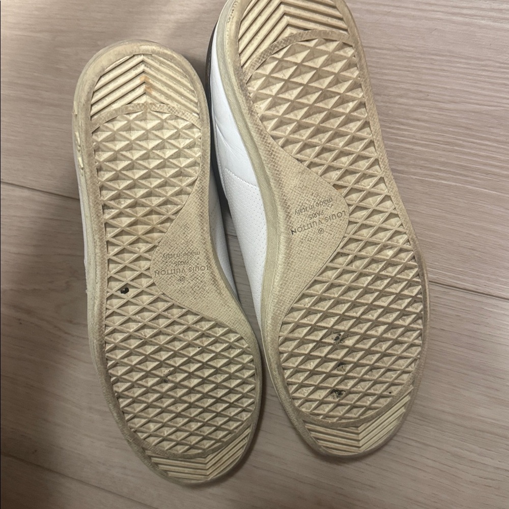 Louis Vuitton Men Sneakers - Picture 6 of 6